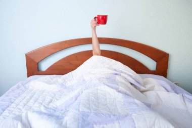 Sabah kahvesi yatakta.