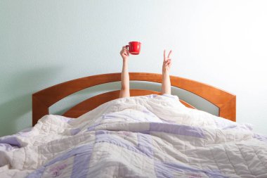 Sabah kahvesi yatakta.