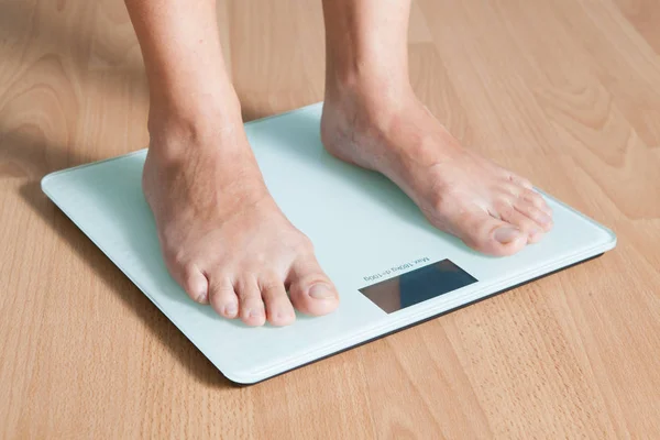 比例尺上一个年轻女人的腿 重量检查 减肥的概念 — 图库照片