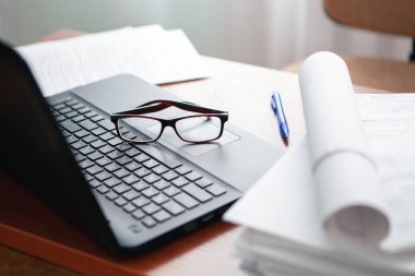 Ofis Masası bilgisayar kağıt raporları bir yığın iş formları