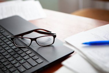Ofis Masası bilgisayar kağıt raporları bir yığın iş formları