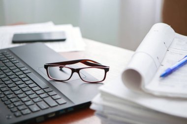 Ofis Masası bilgisayar kağıt raporları bir yığın iş formları