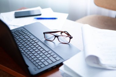 Ofis Masası bilgisayar kağıt raporları bir yığın iş formları