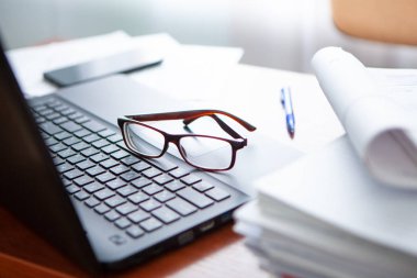 Ofis Masası bilgisayar kağıt raporları bir yığın iş formları