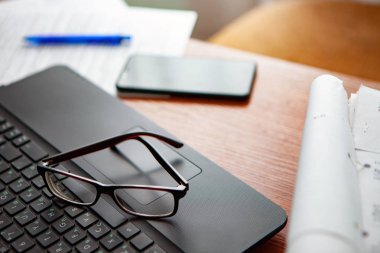 Ofis Masası bilgisayar kağıt raporları bir yığın iş formları