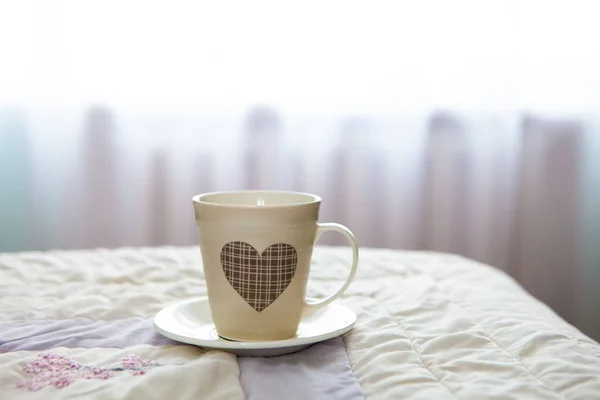 Kaffee Morgen Auf Dem Hintergrund Des Bettes Und Des Fensters — Stockfoto