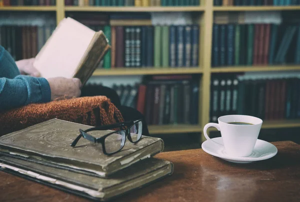 Γλυκές Στιγμές Χαλάρωσης Βιβλία Και Ένα Φλιτζάνι Καφέ Ένας Άντρας — Φωτογραφία Αρχείου