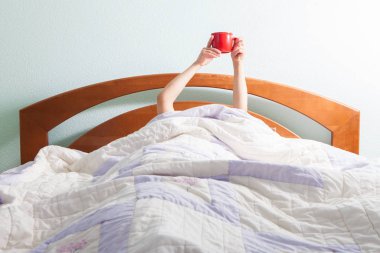 Sabah kahvesi yatakta.