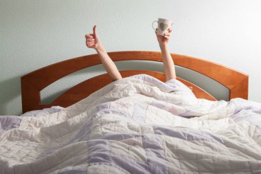 Sabah kahvesi yatakta.