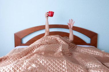 Sabah kahvesi yatakta.