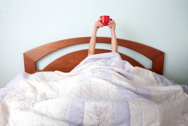 Sabah kahvesi yatakta.