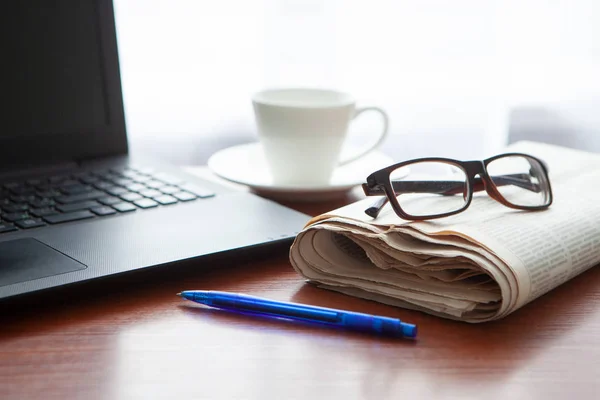 Jornal Com Computador Mesa Pausa Para Café — Fotografia de Stock