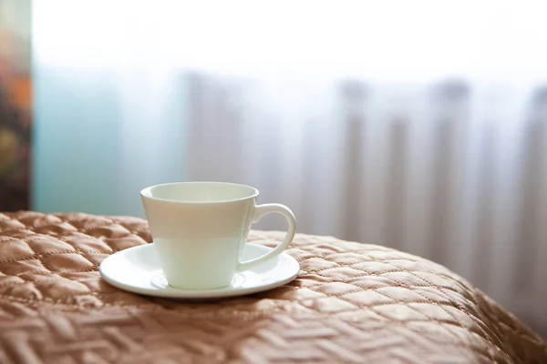 Kaffee Morgen Auf Dem Hintergrund Des Bettes Und Des Fensters — Stockfoto