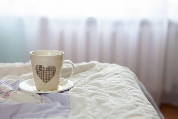 Kaffee Morgen Auf Dem Hintergrund Des Bettes Und Des Fensters — Stockfoto