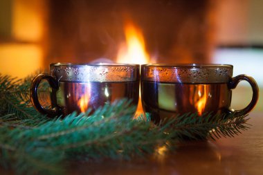 Yeni yıl kompozisyonu. İki bardak sıcak şarap mı yoksa Noel süslemeli sıcak bir içecek mi? - Çay. - Kahve. Şömine.