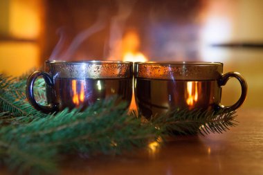 Yeni yıl kompozisyonu. İki bardak sıcak şarap mı yoksa Noel süslemeli sıcak bir içecek mi? - Çay. - Kahve. Şömine.