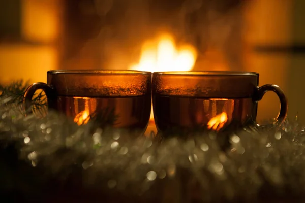 Новогодняя Композиция Два Бокала Глинтвейна Горячий Напиток Рождественским Декором Чай — стоковое фото