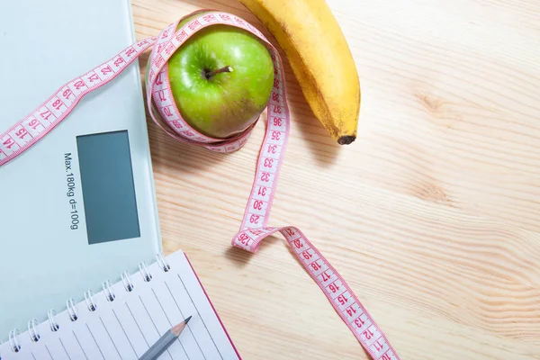 健康饮食 健康和体重减轻的概念 餐桌上的测量带 — 图库照片