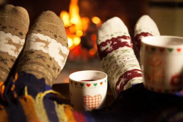 Man Vrouw Warme Gebreide Sokken Met Koppen Hete Punch Voor — Stockfoto