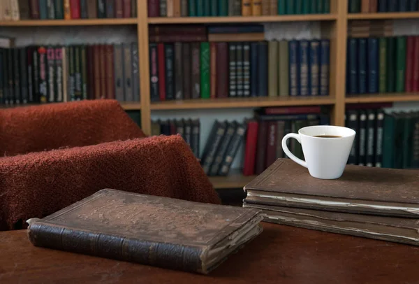Γλυκές Στιγμές Χαλάρωσης Βιβλία Και Ένα Φλιτζάνι Καφέ Vintage Βιβλία — Φωτογραφία Αρχείου