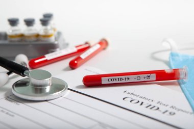 Dünya koronavirüs salgını konsepti. Salgın COVID 19, 2019-NKoV. Coronavirus aşısı testi. Pozitif analiz ve laboratuvar kan örneği. Test tüpü, aşı, maske.