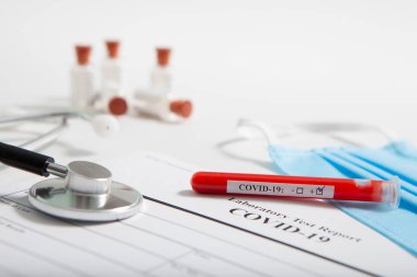 Dünya koronavirüs salgını konsepti. Salgın COVID 19, 2019-NKoV. Coronavirus aşısı testi. Pozitif analiz ve laboratuvar kan örneği. Test tüpü, aşı, maske.