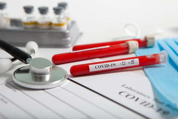 Dünya koronavirüs salgını konsepti. Salgın COVID 19, 2019-NKoV. Coronavirus aşısı testi. Pozitif analiz ve laboratuvar kan örneği. Test tüpü, aşı, maske.