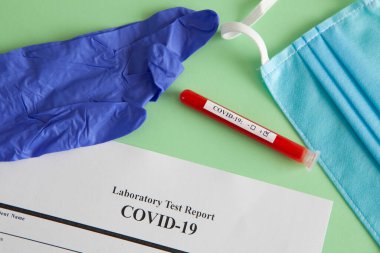 Dünya koronavirüs salgını konsepti. Salgın COVID 19, 2019-NKoV. Coronavirus aşısı testi. Pozitif analiz ve laboratuvar kan örneği. Test tüpü, aşı, maske.
