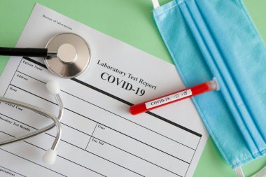 Dünya koronavirüs salgını konsepti. Salgın COVID 19, 2019-NKoV. Coronavirus aşısı testi. Pozitif analiz ve laboratuvar kan örneği. Test tüpü, aşı, maske.