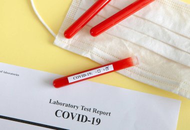 Dünya koronavirüs salgını konsepti. Salgın COVID 19, 2019-NKoV. Coronavirus aşısı testi. Pozitif analiz ve laboratuvar kan örneği. Test tüpü, aşı, maske.