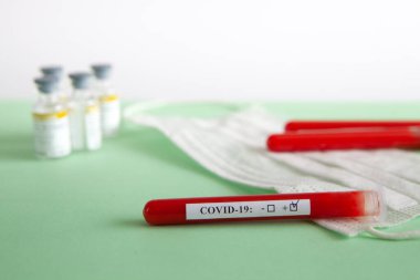 Dünya koronavirüs salgını konsepti. Salgın COVID 19, 2019-NKoV. Coronavirus aşısı testi. Pozitif analiz ve laboratuvar kan örneği. Test tüpü, aşı, maske.