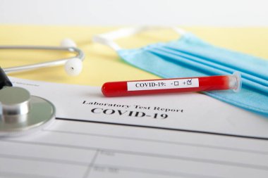 Dünya koronavirüs salgını konsepti. Salgın COVID 19, 2019-NKoV. Coronavirus aşısı testi. Pozitif analiz ve laboratuvar kan örneği. Test tüpü, aşı, maske.