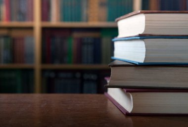 Kitaplar ve bir fincan kahveyle rahatlama anları. Eski kitaplar, gözlükler, sandalye, kütüphane