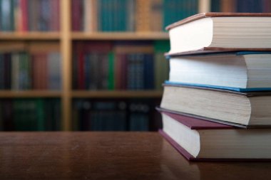 Kitaplar ve bir fincan kahveyle rahatlama anları. Eski kitaplar, gözlükler, sandalye, kütüphane