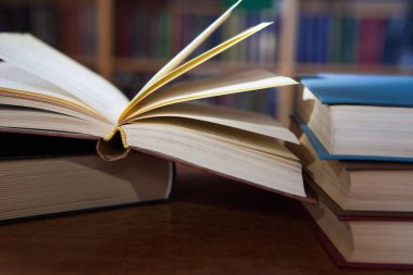 Kitaplar ve bir fincan kahveyle rahatlama anları. Eski kitaplar, gözlükler, sandalye, kütüphane
