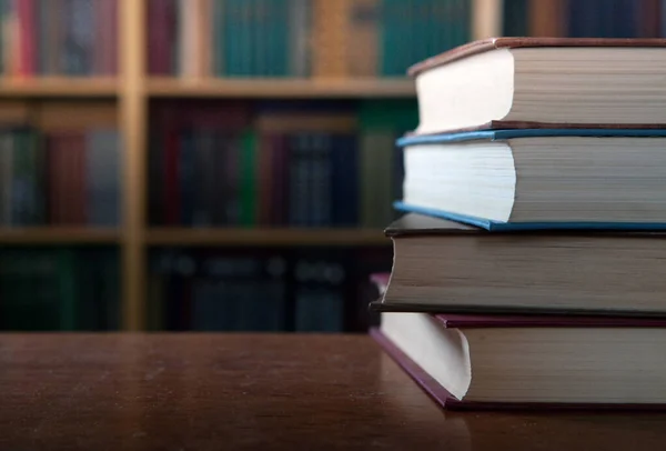 Kitaplar ve bir fincan kahveyle rahatlama anları. Eski kitaplar, gözlükler, sandalye, kütüphane