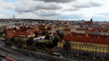 Çatıların üzerinden uçarken Prag, Çek Cumhuriyeti 'nin merkezinin manzarasına bakın.