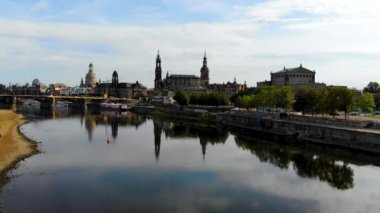 Almanya, Dresden 'in merkezinde hava uçuşu. Binalar suya yansıyor