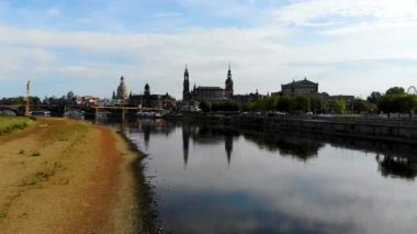 Dresden, Almanya 'nın merkezindeki Elbe Nehri üzerinde uçan hava aracı. İnsansız hava aracı tarafından çekiliyor.