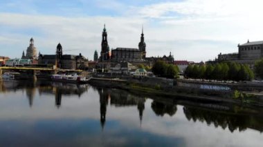 Almanya, Dresden 'in merkezinde hava uçuşu. Binalar suya yansıyor