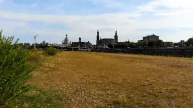 Almanya 'nın Dresden şehrinde Elbe Nehri kıyısında uçan hava aracı