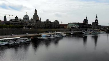 Elbe Nehri üzerinde uçan hava aracı, Almanya 'nın Dresden kentinin manzarası