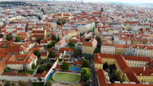 Vuelo aéreo sobre los tejados, mira un panorama del centro de Praga, República Checa — Vídeo de stock