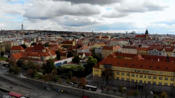 Vuelo aéreo sobre los tejados, mira un panorama del centro de Praga, República Checa — Vídeos de Stock