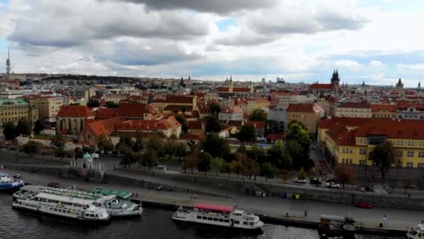 Vuelo aéreo sobre el río Moldava en el centro de Praga, República Checa — Vídeos de Stock