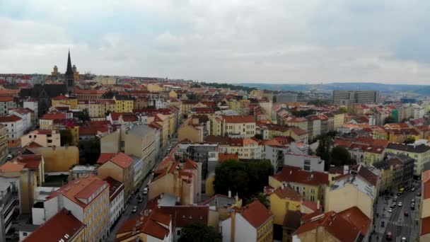 Vuelo aéreo sobre los tejados en el centro de Praga, República Checa. Tomado por dron — Vídeo de stock