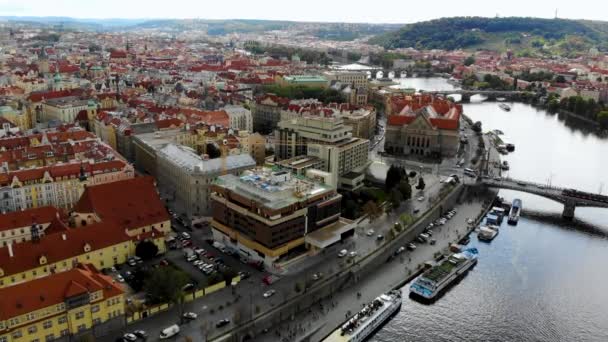 Légi repülés felett Moldva folyó központjában Prága, Csehország — Stock videók