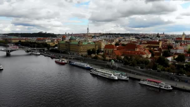 Vliegen vanuit de lucht over de Moldau rivier in het centrum van Praag, Tsjechië — Stockvideo