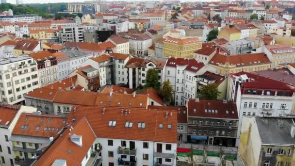 Flygflygning över taken i centrala Prag, Tjeckien. Tagen av drönare — Stockvideo