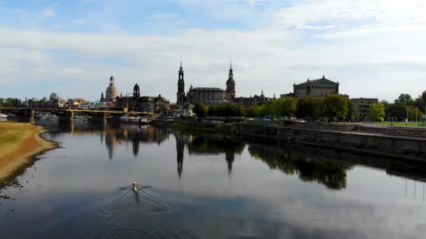 Luchtvliegen over de Elbe in het centrum van Dresden, Duitsland. Genomen door een drone — Stockvideo